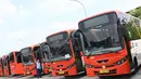 Petugas memeriksa armada bus Minitrans di kantor TransJakarta, Cawang, Jakarta, Selasa (17/10). Minitrans akan berfungsi sebagai salah satu angkutan umum yang menggantikan Metro Mini. (Liputan6.com/Immanuel Antonius)