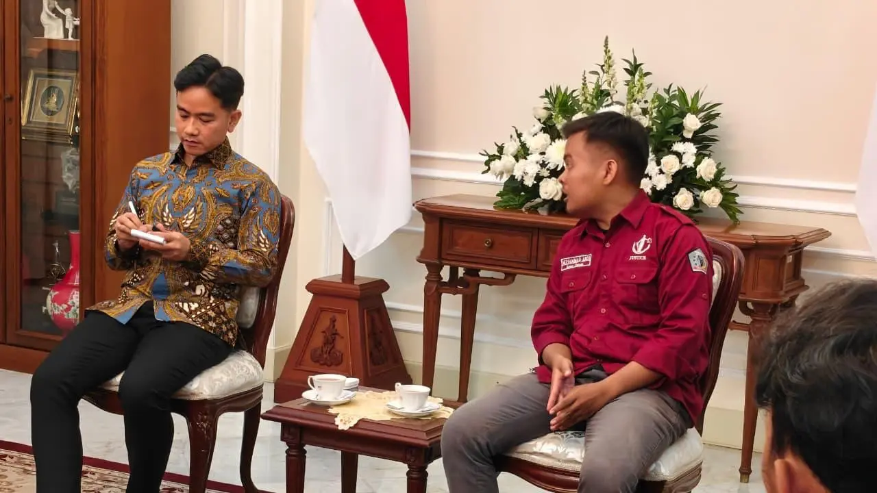 Wakil Presiden (Wapres) Gibran Rakabuming Raka bertemu demonstran dari kalangan mahasiswa di Istana Wakil Presiden Jakarta, Senin (15/6) (Biro Pers, Media, dan Informasi Sekretariat Wakil Presiden)