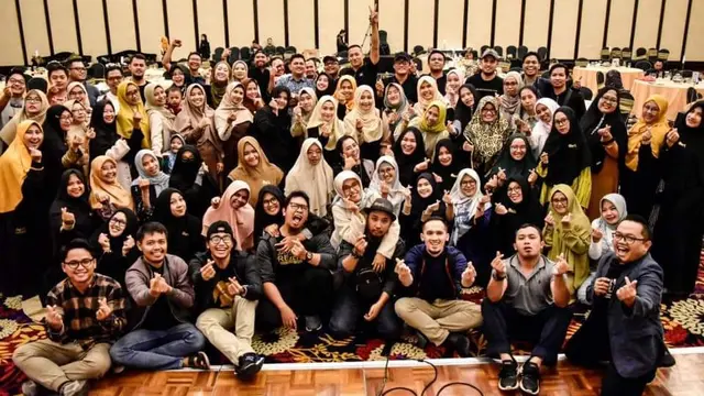 Teuku Wisnu bersama komunitas  B Erl Family