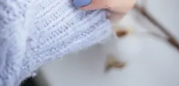 Blueberry Milk Nails menawarkan tampilan kuku dengan warna biru susu yang lembut. Gaya ini menjadi pilihan bagi pencinta manikur minimalis yang tetap ingin tampil elegan. (Foto/Dok: Pexels)