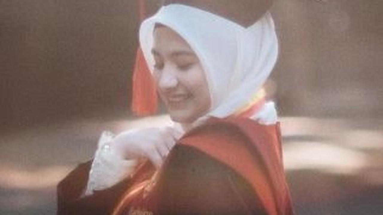 Setelah memutuskan untuk berhijrah, Faye diketahui berhasil merampungkan studinya di salah satu universitas bergengsi di Bandung. Sayangnya, perempuan kelahiran Berlin ini tidak mengungkap jelas nama kampusnya.