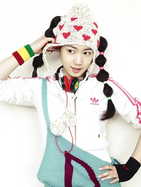 Keduanya sedang menunggu kedatangan pesawat yang sempat delay dalam beberapa jam. (soompi/Bintang.com)