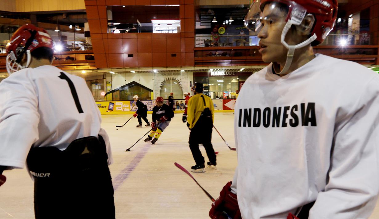 Pemain Timnas Hoki Es Indonesia saat latihan di Bintaro X Change, Rabu (23/10). Sebanyak 18 atlet akan ikut berjuang pada SEA Games 2019 mendatang. (Bola.com/M Iqbal Ichsan)