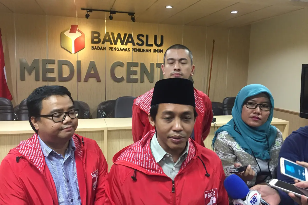 Sekjen PSI Raja Juli Raja Juli Antoni di kantor Badan Pengawas Pemilu (Bawaslu) (Liputan6.com/Muhammad Radityo Priyasmoro)