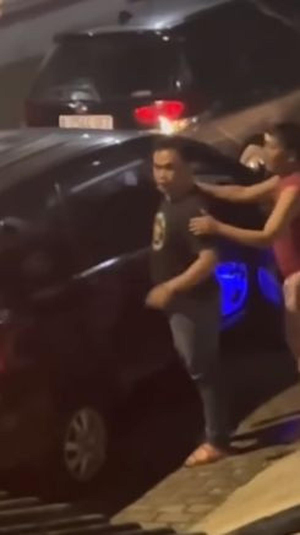 "Saya ga suka abang ngomong kasar," terang salah satu pria di lokasi. <br><br>"Terserah gue. Mobil-mobil gue," jawabnya. <br>