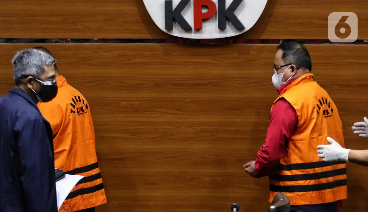 Bupati Musi Banyuasin periode 2017-2022, Dodi Reza Alex Nurdin (kanan) digiring petugas sesaat usai rilis penetapan dan penahanan tersangka di Gedung KPK Jakarta, Sabtu (13/10/2021). (Liputan6.com/Helmi Fithriansyah)