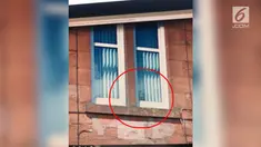 Hal ini bermula ketika Elaine melihat-lihat foto apartemennya secara online. Betapa terkejutnya dia ketika melihat penampakan bocah laki-laki sedang mengintip dari jendela apartemennya tersebut.