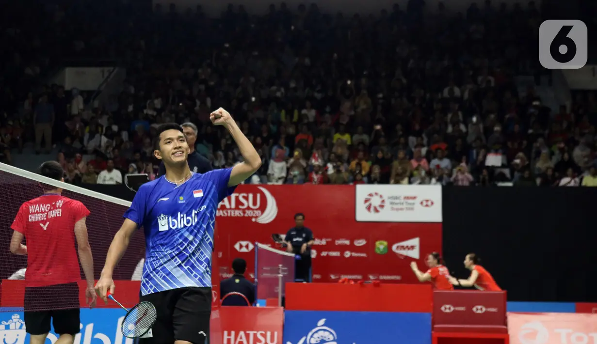 Pebulutangkis Indonesia, Jonatan Christie merayakan kemenangan usai melawan Wang Tzu Wei (China Taipei) pada babak kedua tunggal putra Indonesia Masters 2020 di Istora GBK, Jakarta, Kamis (16/1/2020). Jonatan unggul 21-15 21-15 dan melaju ke perempat final. (Liputan6.com/Helmi Fithriansyah)