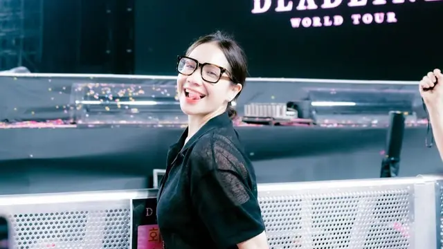 Nagita Slavina saat Nonton Konser Blackpink Langsung dari Korea Selatan.