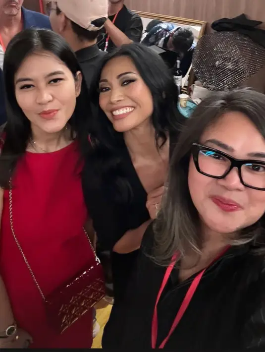 Ia mengenakan sleeveless dress merah dengan Lady Dior Pouch merah seharga Rp41,5jutaan [@melahyarlyfe]