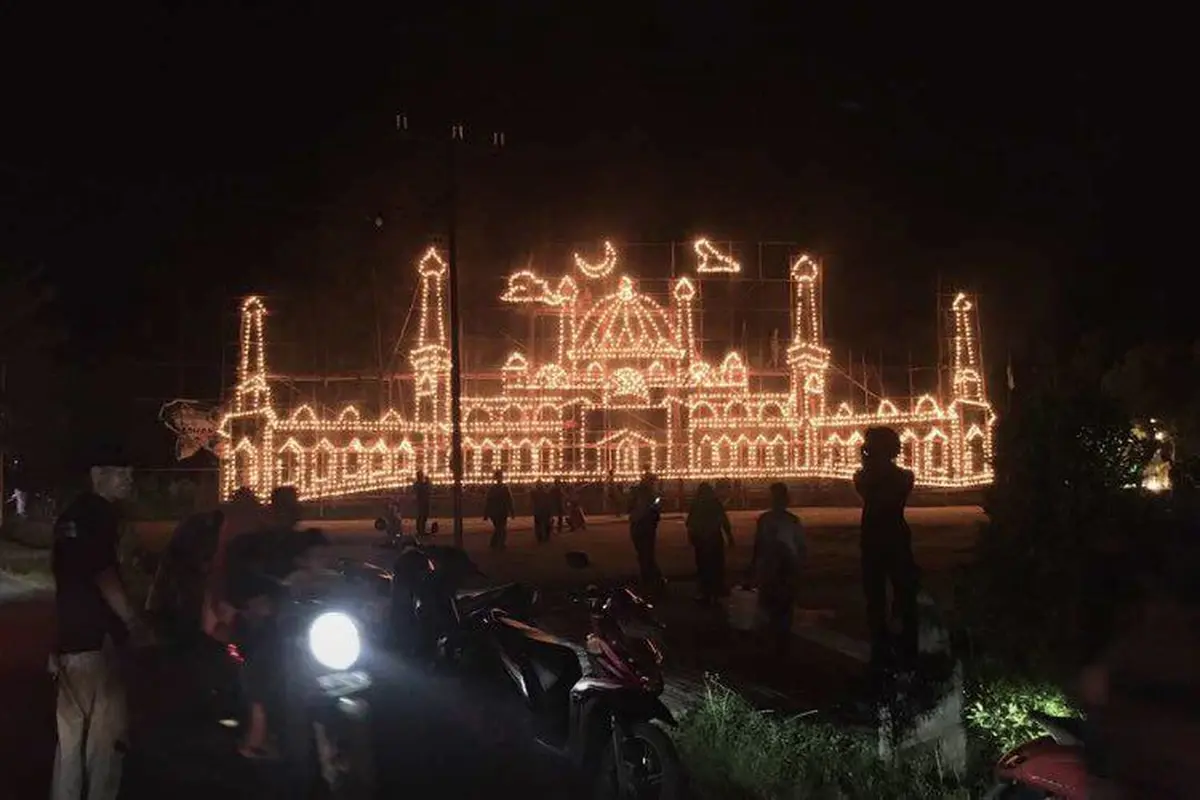 6 Potret Unik Tradisi Lampu Colok Penanda Ramadhan Segera Berakhir, Menakjubkan