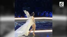 Ming Xi, model Victoria's Secret terjatuh ketika sedang berjalan di atas panggung.