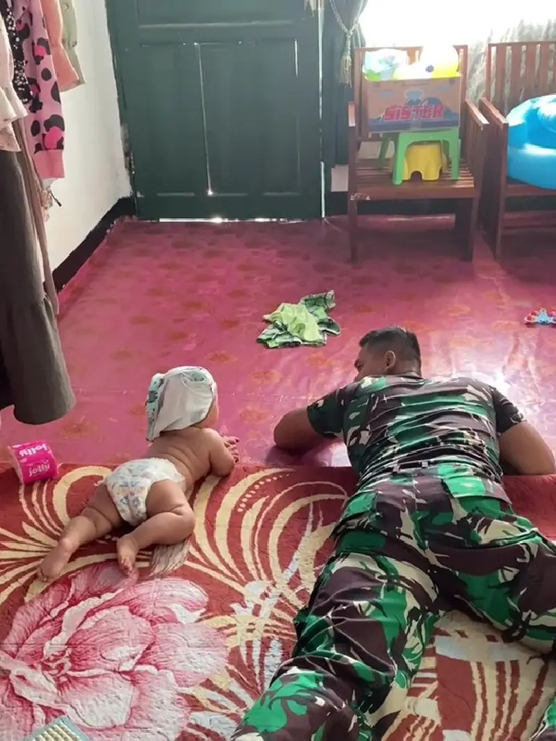 Prajurit TNI Ajari Bayinya Merangkak bak Latihan Militer