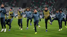 Gelandang Chelsea, Eden Hazard (depan) bersama rekan-rekannya melakukan pemanasan saat sesi latihan jelang menghadapi wakil Belarusia, BATE Borisov pada grup L Liga Eropa di stadion Dinamo, di Minsk, Belarusia (8/11). (AP Photo/Sergei Grits)