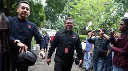 Sekjen PDIP Hasto Kristiyanto tiba di kantor The Wahid Institude, Jalan Taman Amir Hamzah No 8 Menteng, Jakarta Pusat,  Senin (5/2). Hasto terlihat mengenakan kemeja hitam berlogo PDIP.  (Liputan6.com/JohanTallo)