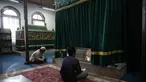 Pengunjung saat berdoa di makam Al Habib Husein bin Abubakar bin Abdillah Al 'Aydrus, Masjid Luar Batang di daerah Pasar Ikan, Jakarta, Selasa (7/6/2016). Dibulan Ramadhan Masjid ini ramai didatangi peziarah. (Liputan6.com/Faizal Fanani)