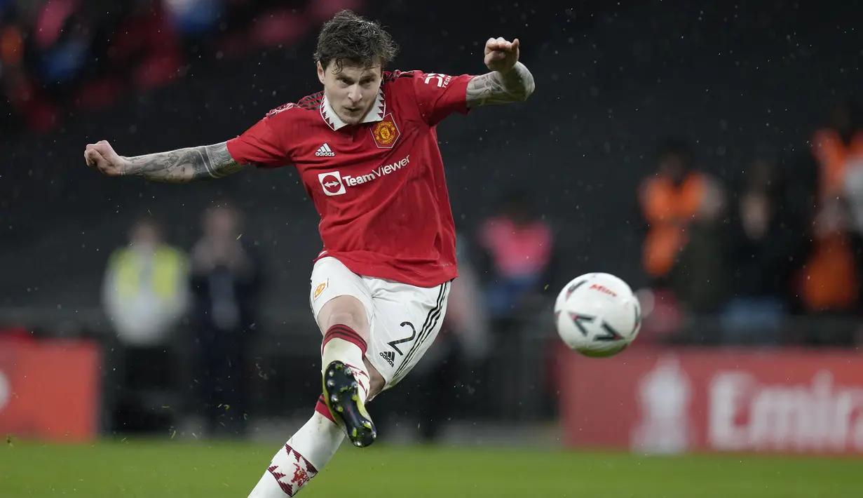 Pemain Manchester United, Victor Lindelof mencetak gol kemenangan pada babak adu penalti saat laga semifinal Piala FA 2022/2023 melawan Brighton di Stadion Wembley, London, Minggu (23/04/2023). MU menang dengan skor 7-6. (AP Photo/Kirsty Wigglesworth)