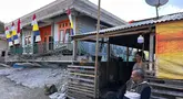 Warga duduk di dekat rumah yang roboh akibat gempa di Lamba Leda Utara, provinsi Nusa Tenggara Timur, Indonesia, Rabu, 19 Agustus 2026. (AP Photo/Firdia Lisnawati)