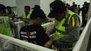 Personel polisi memeriksa suporter yang akan Stadion Pakansari, Kab Bogor, Sabtu (11/3). Jelang laga perebutan tempat ketiga Piala Presiden 2017 antara Semen Padang vs Persib, keamanan Stadion Pakansari diperketat. (Liputan6.com/Helmi Fithriansyah)