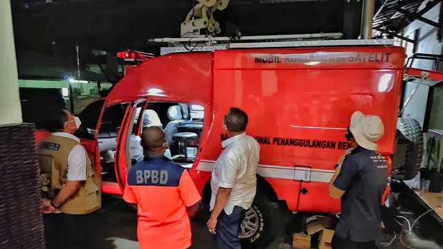 Kepala Badan Nasional Penanggulangan Bencana (BNPB) Letjen TNI Ganip Warsito SE., MM., (baju putih tanpa rompi) Melakukan peninjauan Mobil Komunikasi (komob) yang berada di Posko Subsatgas Kota Jayapura, Rabu (29/9) (Dok. BNPB)