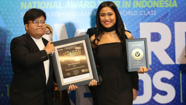Desainer Migi Rihasalay mendapatkan penghargaan dari Indonesia Awards Magazine