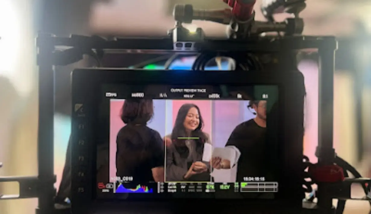 Seperti biasanya, Bernadya sengaja memilih menggerai rambut panjangnya di pemotretan RADAR 2023. [ist]