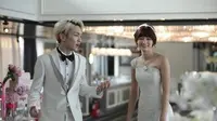 Key `SHINee` memamerkan foto pernikahan dirinya dengan sang istri virtual yang makin romantis.
