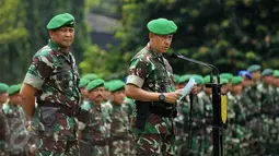 Komandan Kodiklat TNI AD, Letjen TNI Agus Sutomo (kanan) memberikan arahan pada apel bersama Satuan Jajaran Kodam Jaya di Makodam Jaya, Jakarta, Kamis (17/9/2015). Apel diiringi serah terima jabatan Pangdam Jaya. (Liputan6.com/Helmi Fithriansyah)