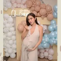 Jedar terlihat cantik dan glowing dalam balutan sleeveless dress warna nude. Detail ruffles dan high slit pada dress yang dikenakan Jedar membuat penampilannya kian menarik. (Instagram/inijedar).