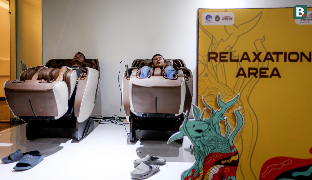 Dua orang awak media menikmati fasilitas pijat di Information Center Piala Dunia U-17 2023 Surabaya di Grand Swiss-Belhotel, Surabaya pada Sabtu (11/11/2023). Kementerian Komunikasi dan Informasi (Kominfo) bersama dengan PSSI membuka fasilitas pusat informasi (information center) sepanjang perhelatan Piala Dunia U-17. (Bola.com/Bagaskara Lazuardi)