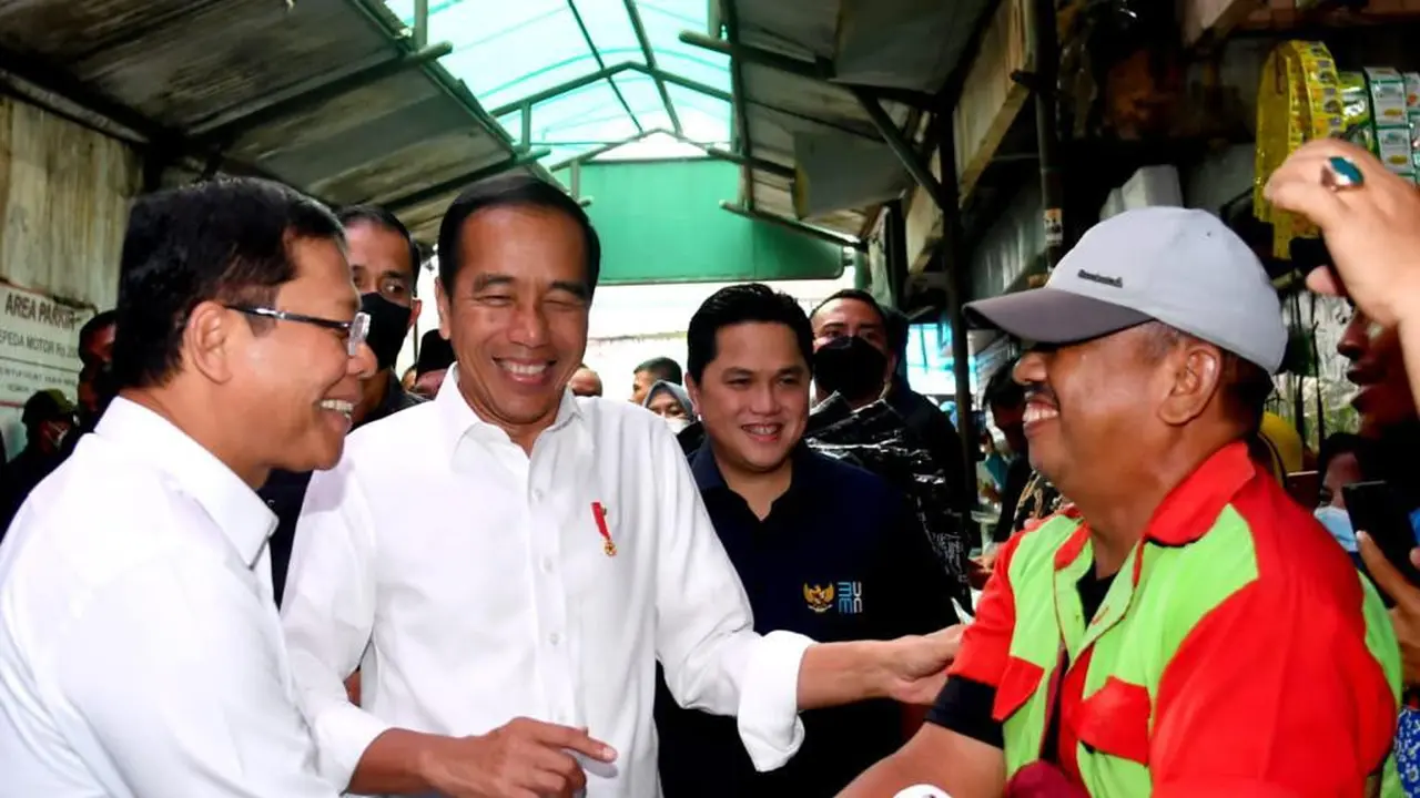 Utusan Khusus Presiden Bidang Kerja Sama Pengentasan Kemiskinan dan Ketahanan Pangan, Muhamad Mardiono, mendampingi Presiden Joko Widodo (Jokowi) untuk mengecek ketersedian pangan (Istimewa)