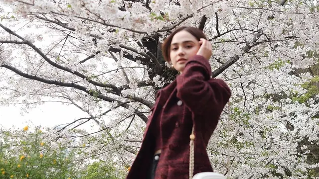 Gaya Syifa Hadju Tampil Elegan Nikmati Bunga Sakura di Jepang dengan Tas Kamera Chanel Seharga Rp95,7 Juta
