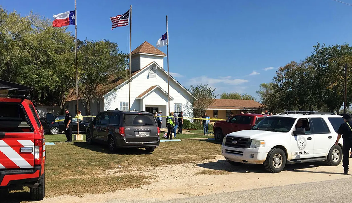 Suasana Gereja First Baptist setelah penembakan massal di Sutherland Springs, Texas, (5/11). Insiden  penembakan terjadi pada Minggu 5 November 2017 pukul 11.30 waktu setempat, Minggu, 5 November 2017. (KSAT via AP)