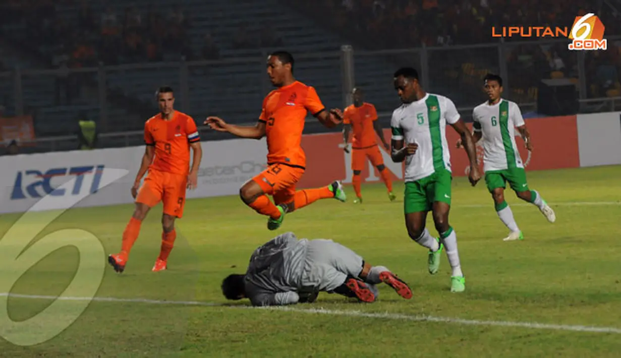 Kurnia Meiga (penjaga gawang Timnas Indonesia) berhasil mengamankan gawangnya dari gempuran pemain depan Belanda dalam Laga yang digelar di Stadion GBK JUmat 7 Juni 2013 (Liputan6.com/Helmi Fithriansyah)