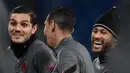 Penyerang PSG, Mauro Icardi (kiri) berbincang dengan rekan-rekannya dalam sesi latihan di Leipzig, Jerman timur (2/11/2021). Tandang ke Leipzig, PSG tidak membawa Lionel Messi. AFP/Franck Fife)