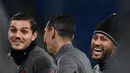 Penyerang PSG, Mauro Icardi (kiri) berbincang dengan rekan-rekannya dalam sesi latihan di Leipzig, Jerman timur (2/11/2021). Tandang ke Leipzig, PSG tidak membawa Lionel Messi. AFP/Franck Fife)