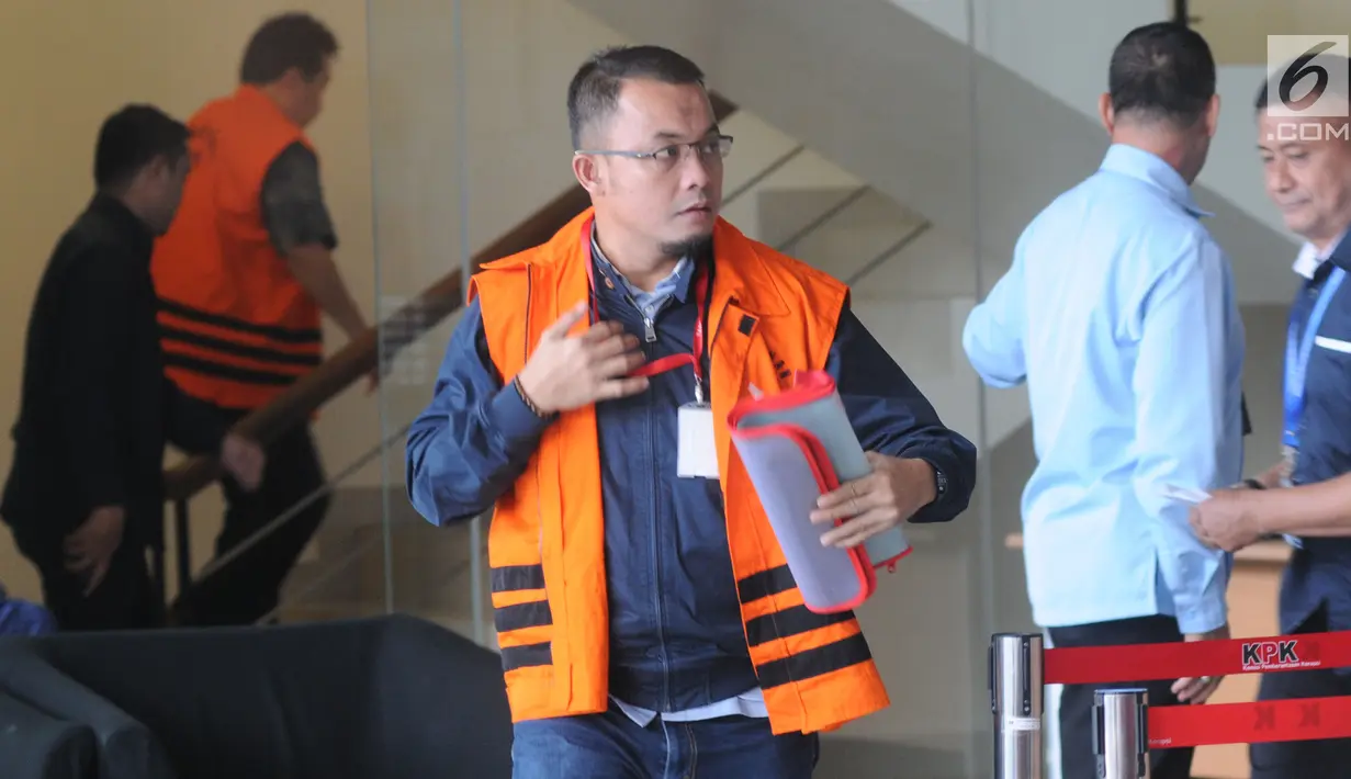Anggota DPRD Lampung Nonaktif Agus Bhakti Nugroho saat akan menjalani pemeriksaan lanjutan di Gedung KPK, Jakarta, Kamis (6/9). Agus diduga menerima suap proyek infrastruktur di kawasan Lampung Selatan. (Merdeka.com/Dwi Narwoko)