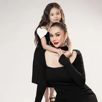 Aura Kasih terlihat baru saja melakukan photoshoot bersama sang buah hatinya, Arabella. [Foto: Instagram/riomotret]