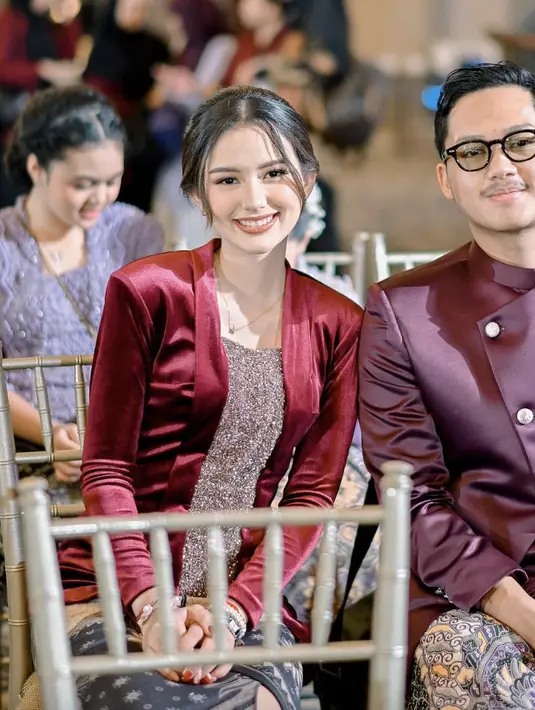 <p>Memiliki darah blasteran, sarah Menzel bangga mengenakan baju khas Indonesia, salah satunya kebaya. Kali ini, kebaya maroon berbahan velvet membuat gayanya semakin anggun. [Foto: Instagram/ Sarah Menzel]</p>