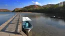Perahu wisatawan ditambatkan pada sebuah teluk di Pulau Rinca, Taman Nasional Komodo, NTT, Minggu (14/10). Pulau Rinca berada di sebelah barat Pulau Flores dan dipisahkan oleh Selat Molo. (Merdeka.com/Arie basuki)
