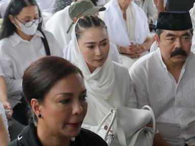 Pedangdut, Inul Daratista (tengah) bersama suaminya, Adam Suseno saat menyaksikan prosesi pemakaman penyanyi dan artis legendaris Titiek Puspa di Tempat Pemakaman Umum (TPU) Tanah Kusir, Jakarta Selatan, Jumat, 11 April 2025. (Liputan6.com/Herman Zakharia)