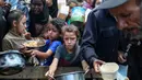 Sebelumnya, Otoritas Israel mengatakan mereka mengizinkan masuknya puluhan truk lagi yang membawa bantuan pada Selasa (20/5/2025) kemarin. (Eyad BABA/AFP)