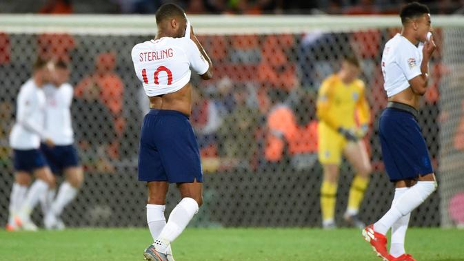 Pemain Timnas Inggris kecewa setelah gagal ke final UEFA Nations League. Inggris kalah 1-3 dari Belanda di Estadio Dom Afonso Henriques, Porto, Jumat dini hari WIB (7/6/2019). (AFP/Miguel Riopa)