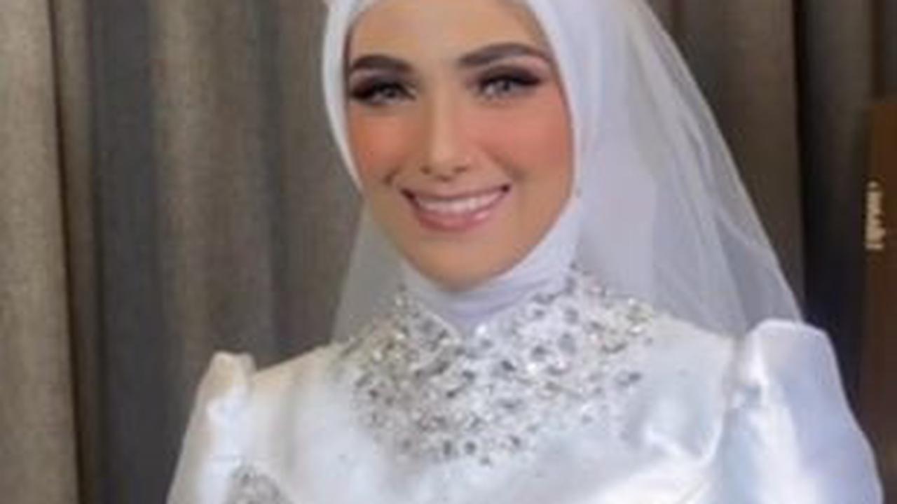 Ini gaya Nadya saat resepsi.
