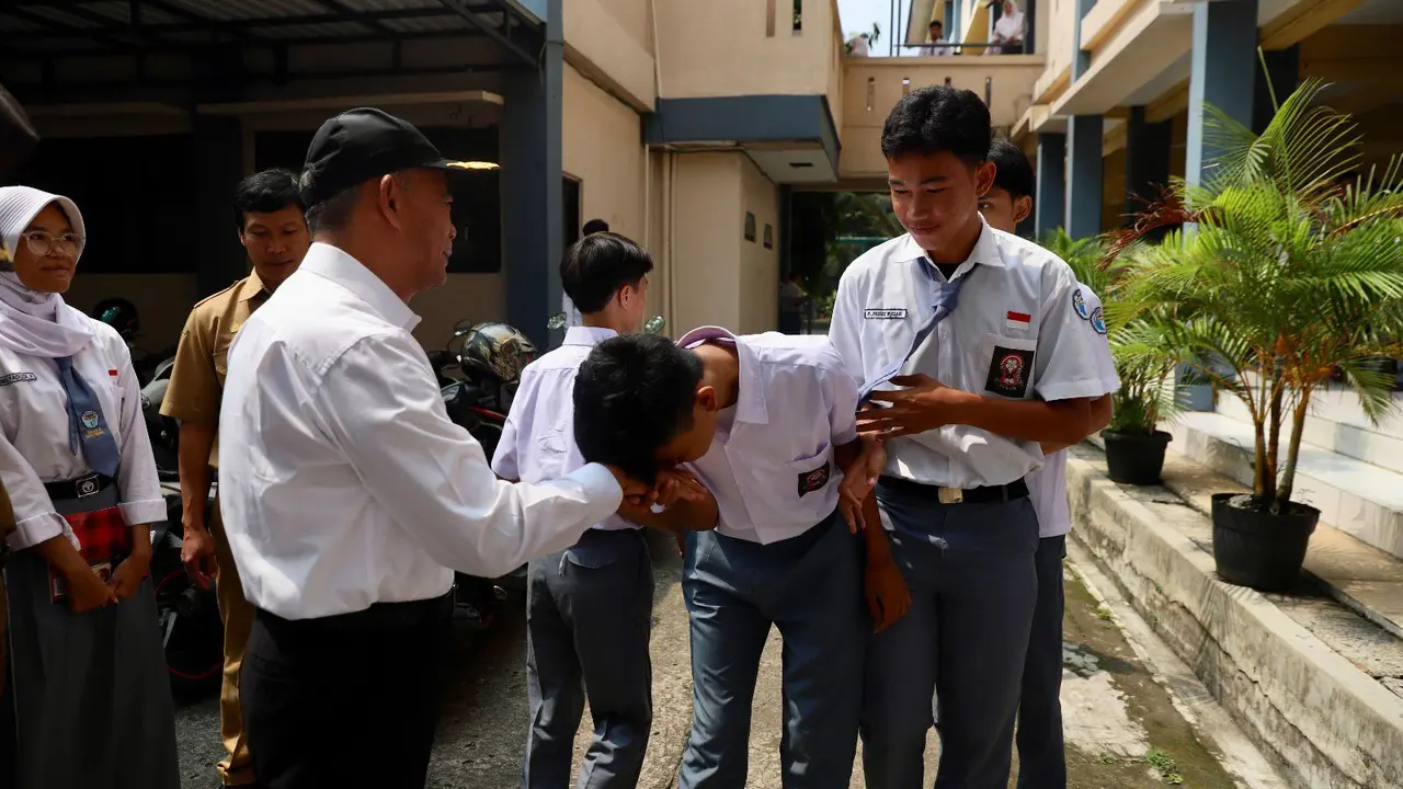 Menteri Koordinator Bidang Pembangunan Manusia dan Kebudayaan (Menko PMK) Muhadjir Effendy melakukan inspeksi mendadak (sidak) untuk mengecek proses Penerimaan Peserta Didik Baru (PPDB) di SMA Negeri 5 Tangerang Selatan.