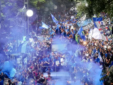 Tim Persib Bandung merayakan kemenangan mereka sebagai juara BRI Liga 1 musim 2024/2025 dengan menggelar pawai meriah di Kota Bandung, Minggu (25/5/2025). (Bola.com/M Iqbal Ichsan)