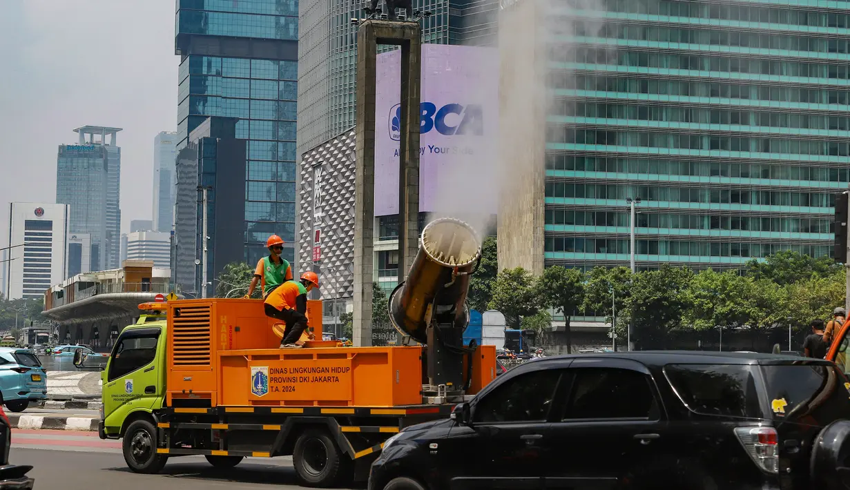 Penyemprotan water mist ini dilakukan untuk mengurangi polusi udara di Jakarta. (merdeka.com/Arie Basuki)