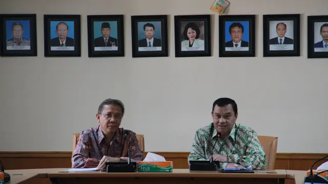 Kepala Badan Geologi Kementerian Energi dan Sumber Daya Mineral (ESDM) Rudy Suhendar dan Ketua Badan Informasi Geospasial (BIG) Hasanudin Z. Abidin.