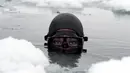 Johanna Nordblad saat berada di danau beku, Somero, Finlandia, Selasa (27/2). Johanna Nordblad memegang rekor dunia freediving di bawah es dengan baju renang sejauh 50m. (AFP PHOTO / Olivier Morin)