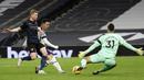 Gelandang Tottenham Hotspur, Giovani Lo Celso (tengah), mencetak gol kedua Tottenham ke gawang Manchester City dalam laga lanjutan Liga Inggris pekan ke-9 di Tottenham Hotspur Stadium, London, Minggu (22/11/2020) dini hari WIB. Tottenham menang 2-0 atas City. (AFP/Kirsty Wigglesworth/Pool)